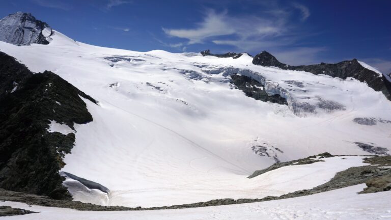 Abstieg über die SW-Flanke auf den Gletscher