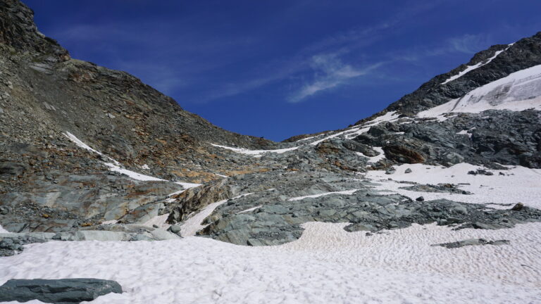 Über Schneefelder und Geröllblöcke geht es hinauf zum Col du Pigne.