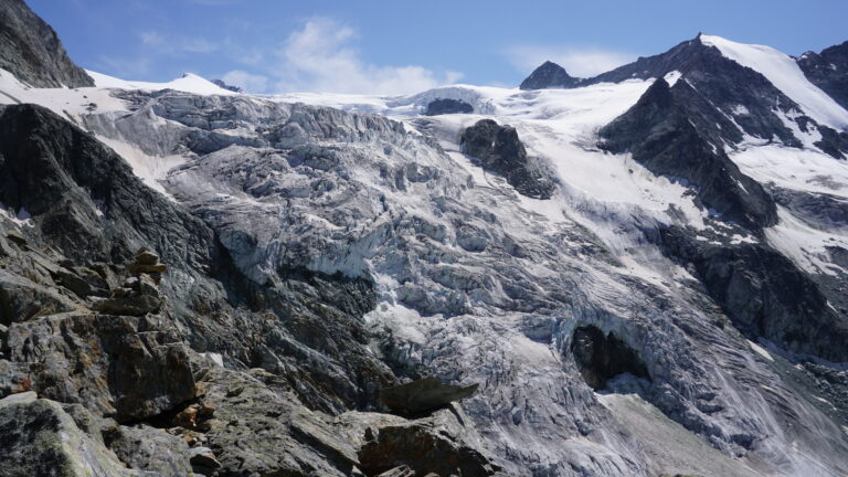 Wilder  Gletscherabbruch neben der Cabane de Moiry