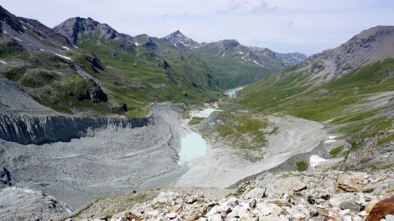 Blick von der Cabane de Moiry auf den Lac de Châteaupré und Lac de Moiry