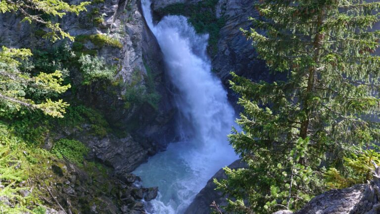 Am ersten Rutor-Wasserfall