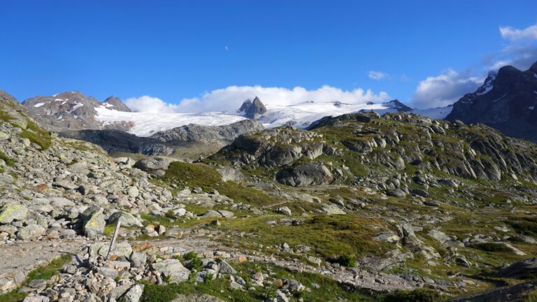 Das Rifugio Deffeyes befindet sich hinter dem Hügel.