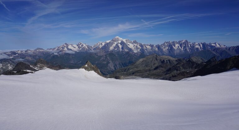 Blick über den Rutor Gletscher zum Mont Blanc-Massiv