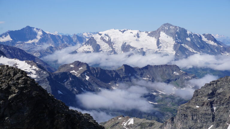 Blick zu den vergletscherten Bergen der Vanoise