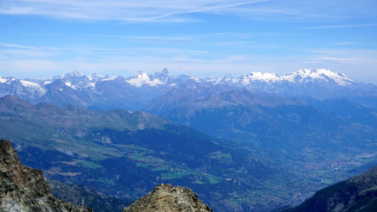 Blick über das Aostatal zu den Walliser Alpen