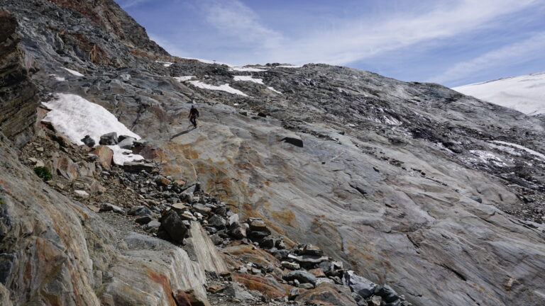 Über Gletscherschliffplatten gelangt man zum Beginn eines Pfades.