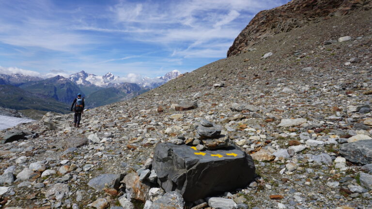 In dem Geröllfeld unterhalb des Col de Planaval (P. 2779) beginnen die gelbe Wanderwegmarkierungen.