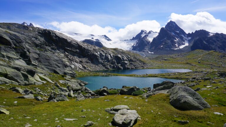 Lago Verde und Lago Grigio, dahinter der Grand Assaly