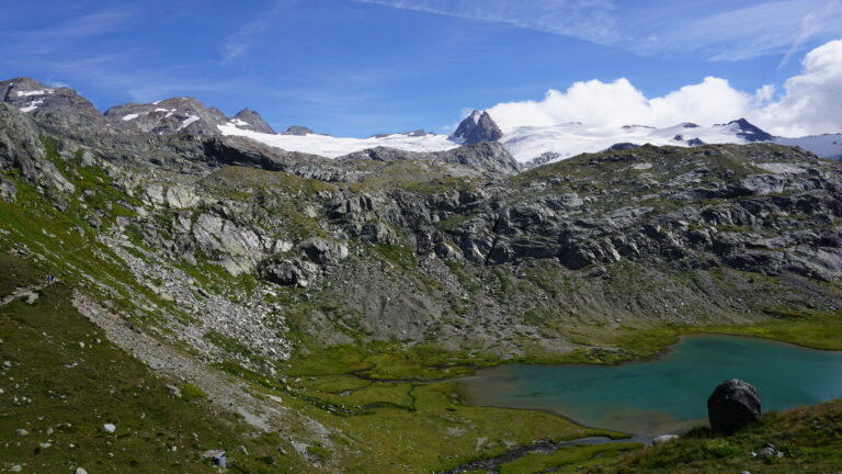 Blick vom Rifugio Deffeyes auf den Lago Inferiore del Ruitor und den Rutorgletscher