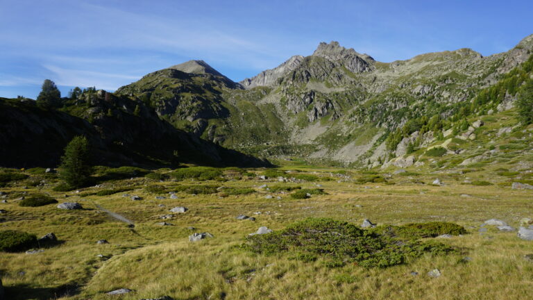 Auf dem westlichen Plan de la Lière, vorne links der Abzweig zum Wasserfallweg.