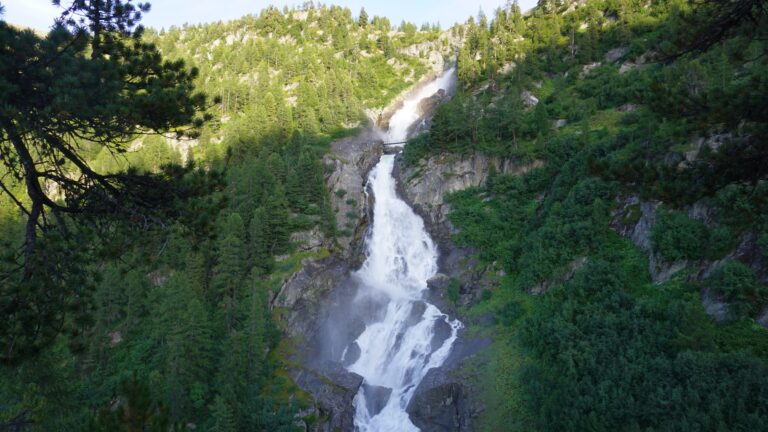 Blick auf den größten Rutor-Wasserfall vom Aussichtspunkt auf dem westlichen Wasserfallweg.