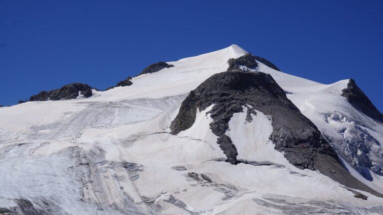 Blick zur Grande Motte von der Bergstation des Funiculaire, auf der Felskuppe darunter die Seilbahnstation