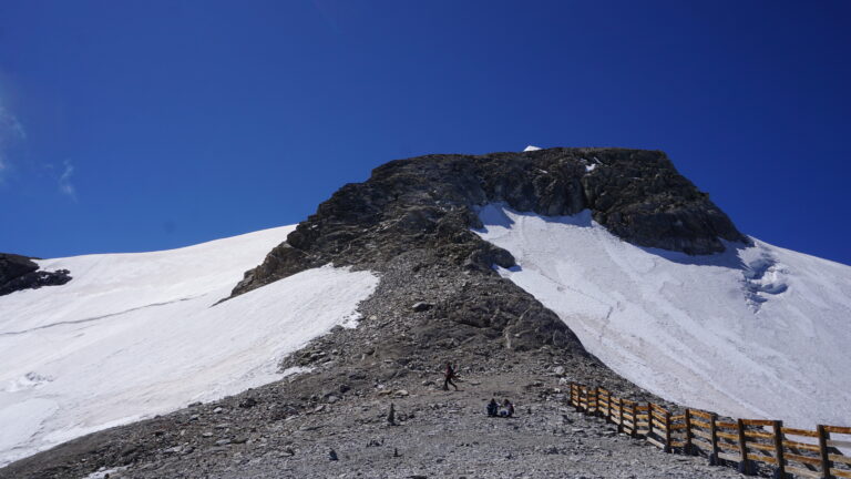 Blick von der Seilbahnstation auf den zu erkletternden Felsriegel