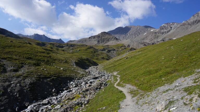 Bei dieser Brücke verlässt man den Wanderweg und steigt links vom Fluss Richtung linke Seitenmoräne auf.