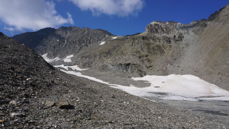 Blick von der Seitenmoräne auf die Überreste des Glacier des Barmes de l'Ours