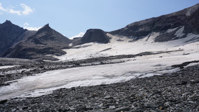 Glacier des Barmes de l'Ours. Der Aufstieg zum gleichnamigen Col erfolgt über die Rinne mit Schneefleck rechts von dem schiefen Felszacken.