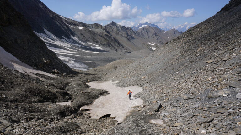 Über diese Rinne gelangt man vom Col des Barmes de l'Ours zum Gletscher.