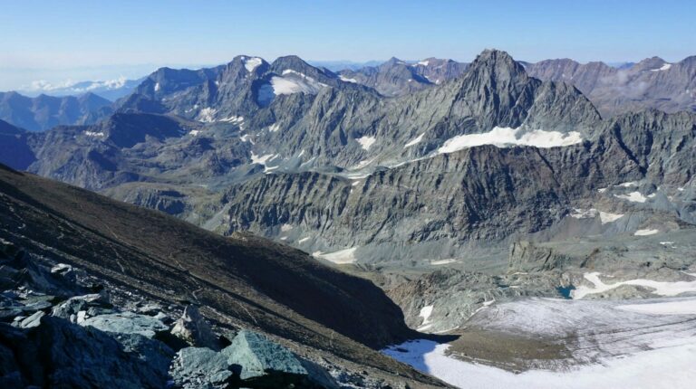 Rückblick auf die Spuren im Schutthang vom Ciamarella-Nordwestgrat