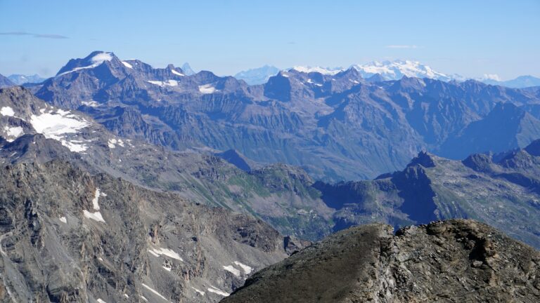 Blick zu Gran Paradiso und Monte Rosa