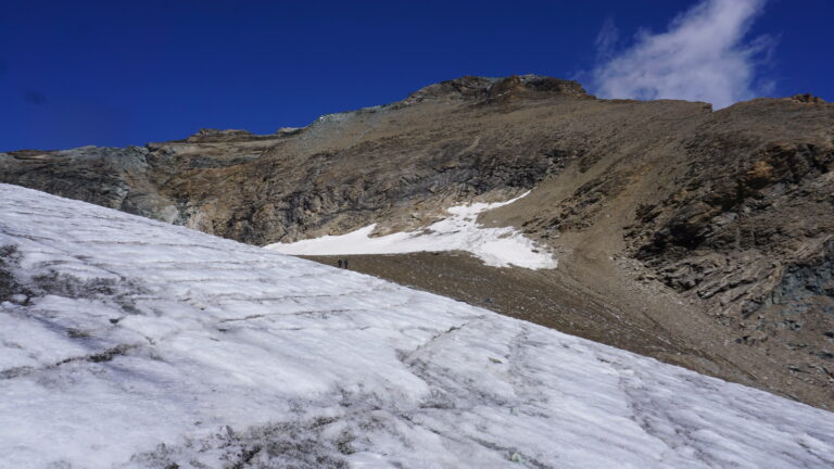 Vom Gletscher steigt man über die rechte Geröllrampe auf.