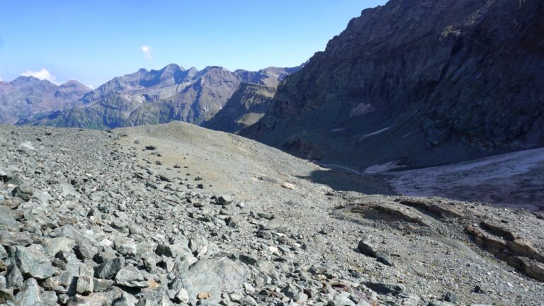 Abstieg durch das enge Tal des ehemaligen Pian Gias Gletschers