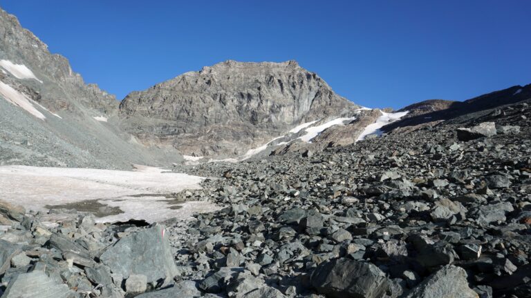 Wegmarkierungen führen am Pian Gias Gletscher entlang Richtung Passo Collerin.