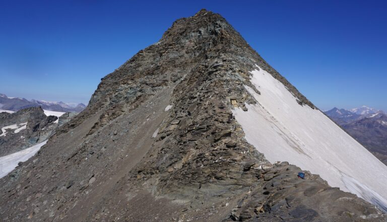 Blick vom Kreuz auf den restlichen Gratverlauf