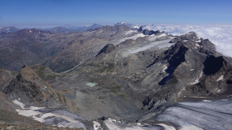 Blick auf die Ebene Plan des Évettes, Ausgangspunkt einer der französischen Aufstiege