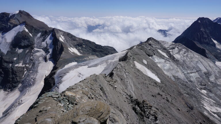 Blick auf den Südostgrat vom Vorgipfel