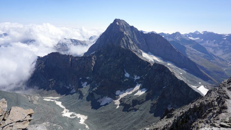 Blick von der Punta Collerin zur Bessanese und das Gerölltal des Pian Gias Gletschers, durch das der Weg führt.