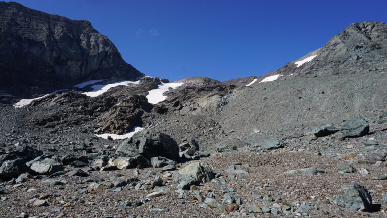 Im Kessel vor dem Passo Collerin. Dort geht es entweder das Moränengeröll oder die Gletscherschliffplatten hinauf.