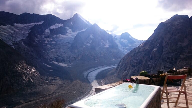 Oberaletschhütte: Baden mit Gletscherblick und der passenden Wassertemperatur