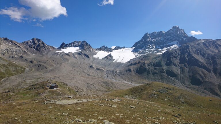 Kesch-Hütte mit Keschblick