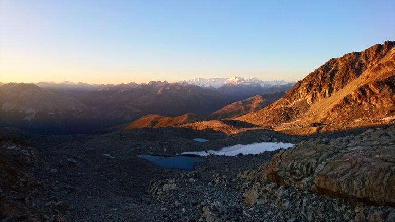 Auf dem Weg zur Porta d'Es-cha: Sonnenaufgang über der Bernina-Gruppe