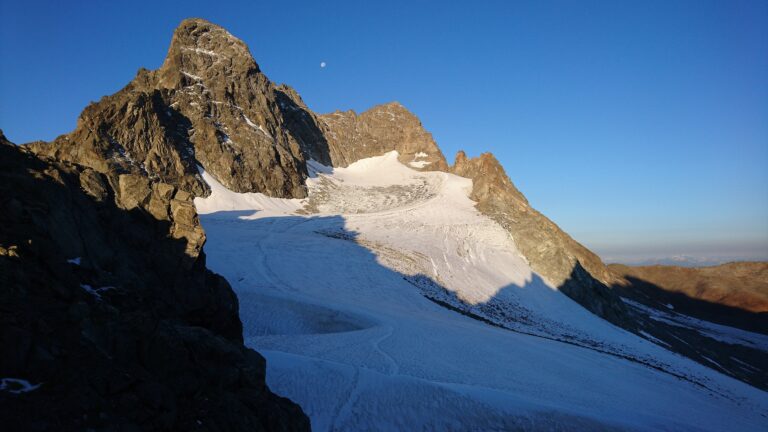 Die Keschnadel sieht von der Porta d'Es-cha deutlich höher als aus der Piz Kesch