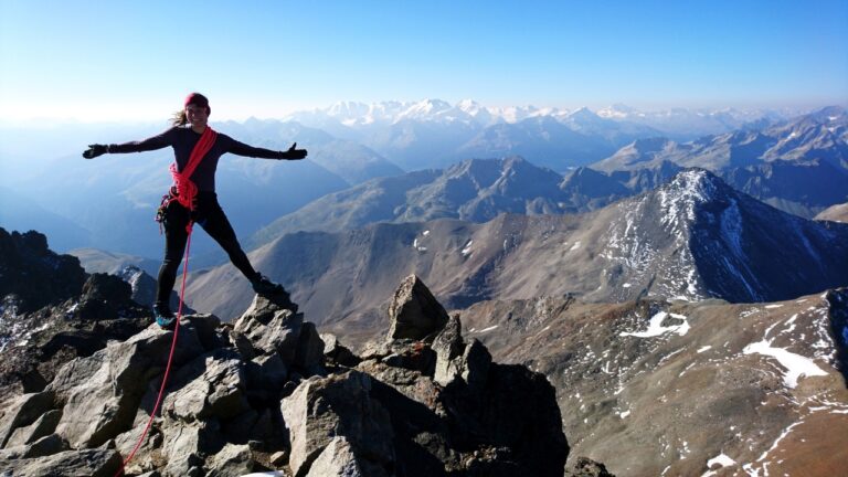 Gipfel mit Bernina-Gruppe im Hintergrund