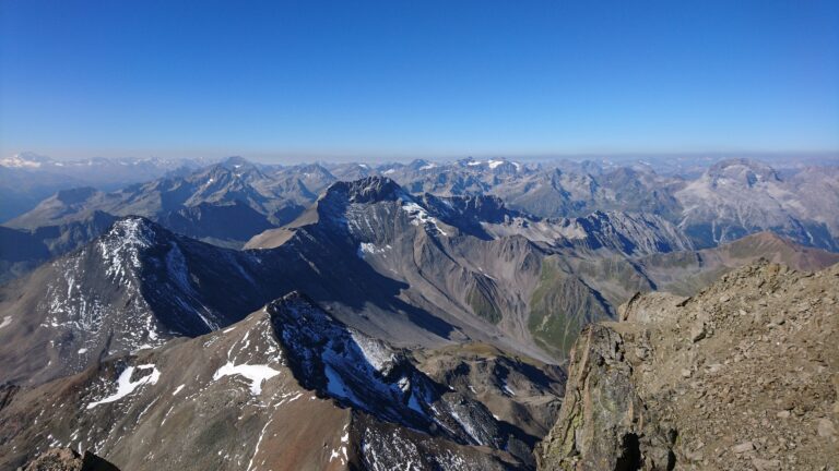 Markant erheben sich Piz Üertsch und Piz Ela am Horizont