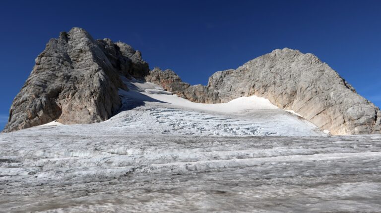 Hoher Dachstein links und Niederer Dachstein rechts