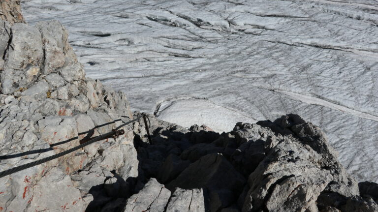 Im unteren Teil geht es senkrecht auf den Gletscher.