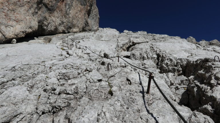 Wand mit Eisenstiften nach dem Abzweig des Skywalk-Klettersteigs