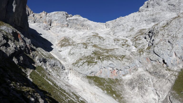 Durch das Geröllkar geht es zum Hunerscharten-Klettersteig