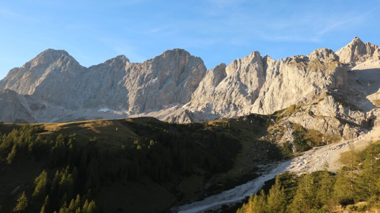 Blick vom Parkplatz auf die Dachstein-Südwand