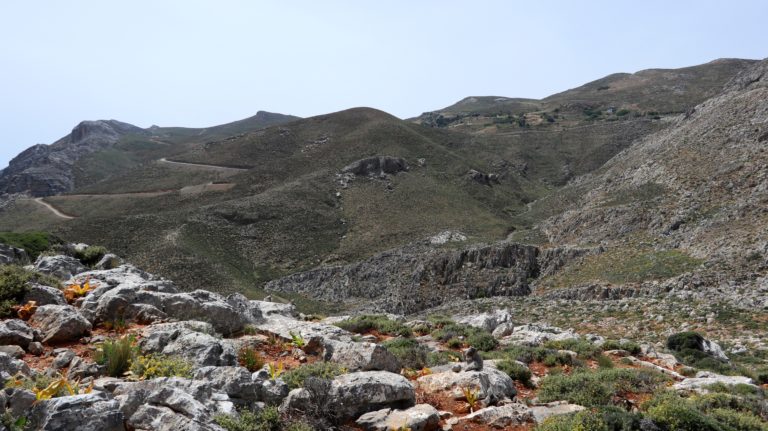 Der Klettersteig endet auf diesem Plateau. Steinmännchen leiten zurück zum Schluchteingang.