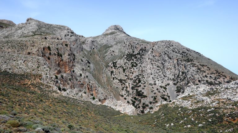 Kofinas vom Parkplatz der Via Ferrata Kapetaniana aus gesehen.