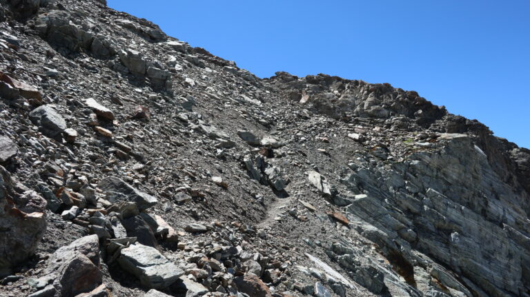 Weg durch die Geröllflanke zum Westgrat