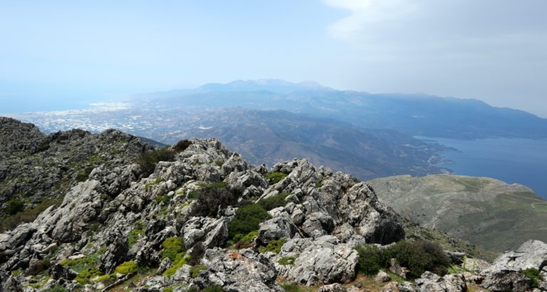 Wetterscheide über der Insel. Links das "mar del plástico" von Kreta (Ierapetra)