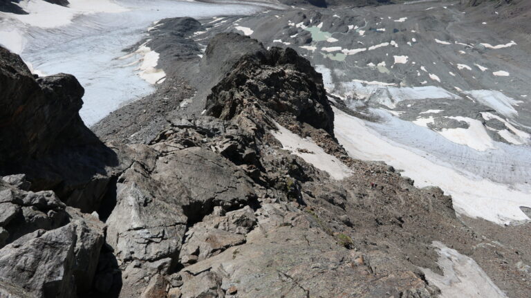 Blick auf den Schutthang mit Aufstiegsspur