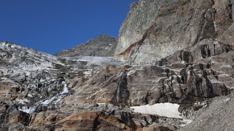 Blick hoch zum Einstiegsplatz - jetzt noch die Felsen zwischen den beiden Wasserfällen hochkraxeln