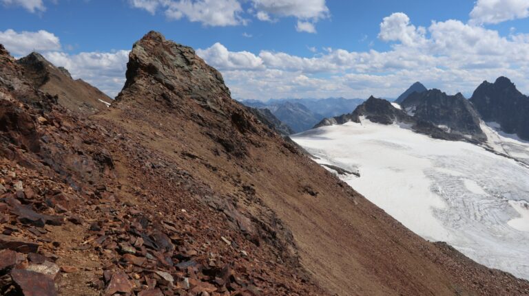 Der Abstieg zum Klostertaler Gletscher führt vor dem Piz Grambola diagonal nach unten.