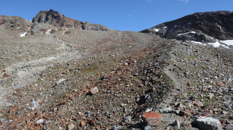 An der Wegkreuzung mit dem Wanderweg zur Roten Furka